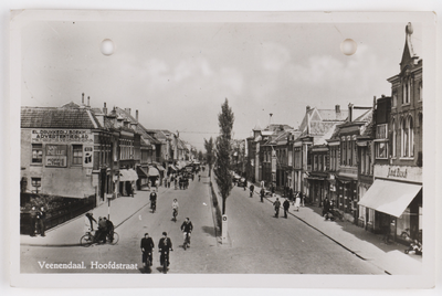 18242 Gezicht in de Hoofdstraat te Veenendaal.